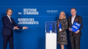 Lavera ist jetzt eine "Marke des Jahrhunderts" - Dr. Florian Langenscheidt (li.) übergibt die Trophäe an Claudia Haase und Markenerfinder Thomas Haase - Quelle: Lavera